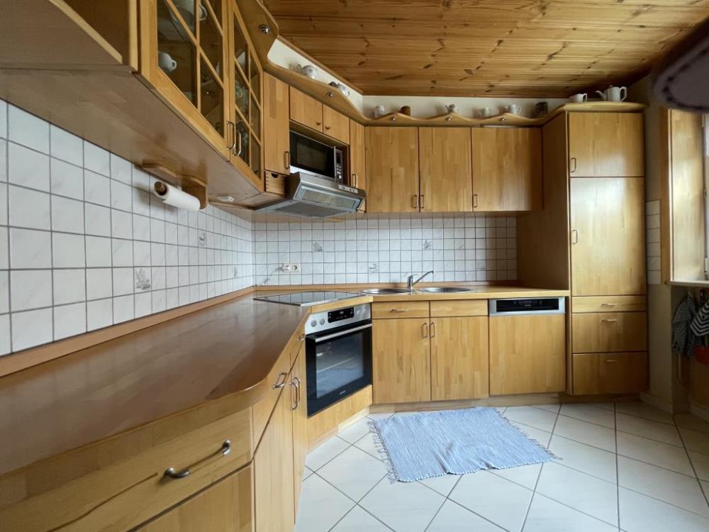 Doppelhaushälfte mit Garage - Die rustikale Einbauküche